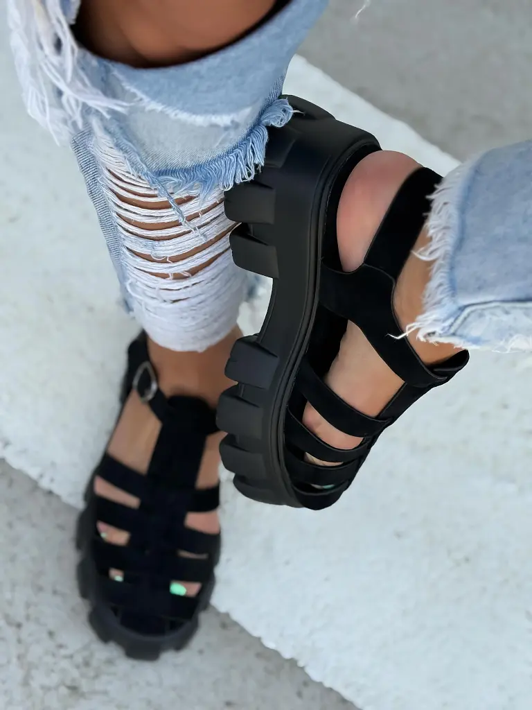 Čierne platformové sandále HERMA - next