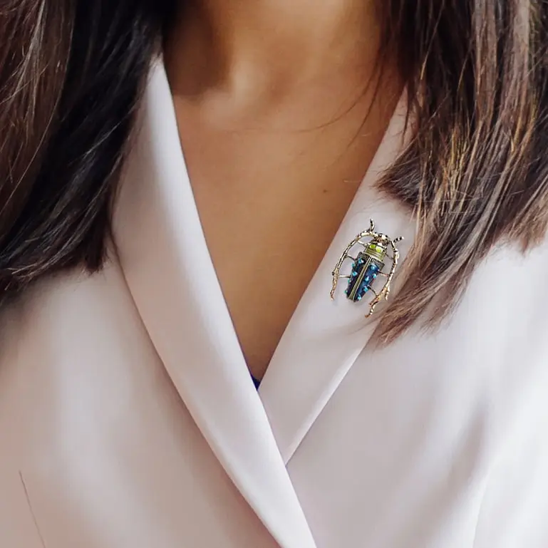 Elegantná brošňa s motívom chrobáka