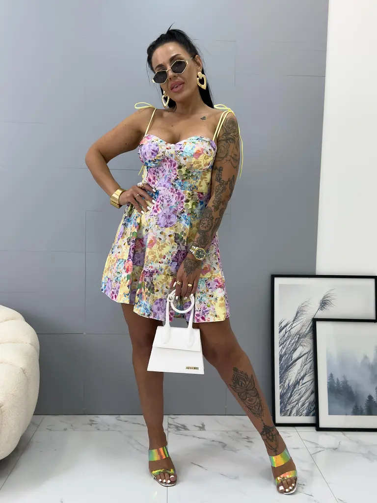 Kvetované volánové šaty na ramienka s vypchávkami CHLOE