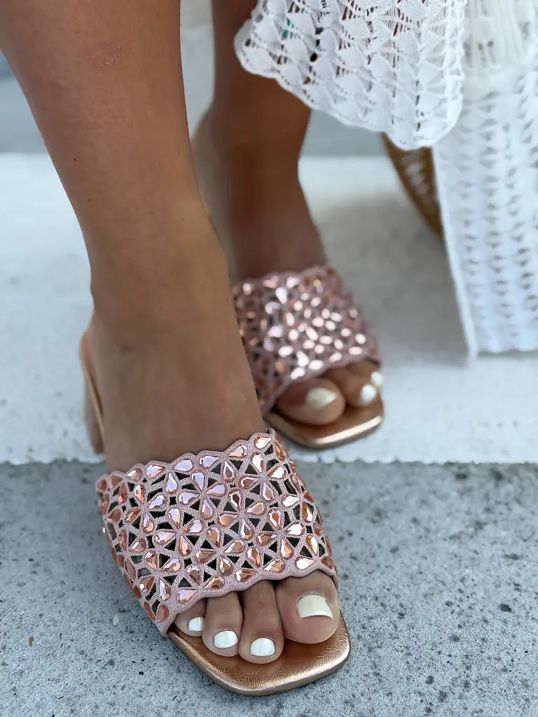 Sandále zdobené kamienkami LAURA - next