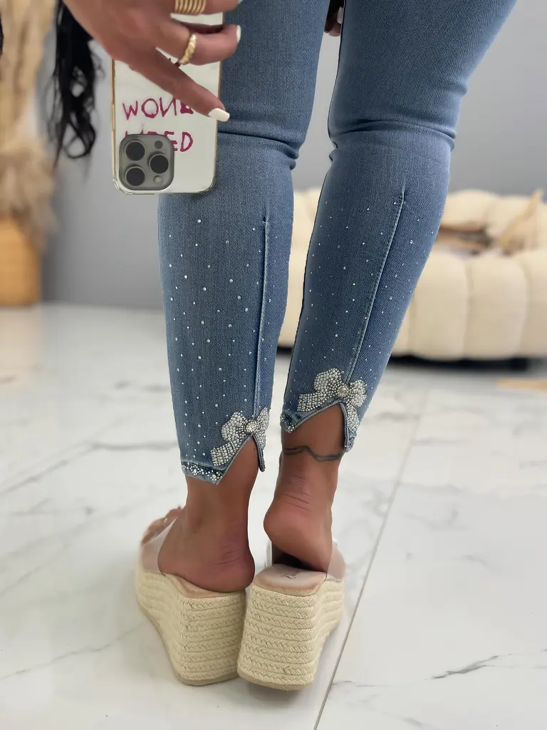 Skinny rifle zdobené kamienkami a korálikmi - next