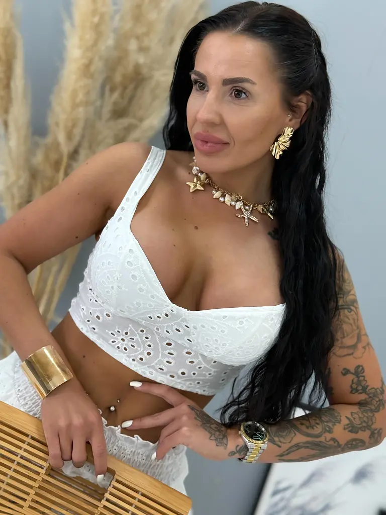 Biely madeira crop-top s vypchávkami JUDITH - next