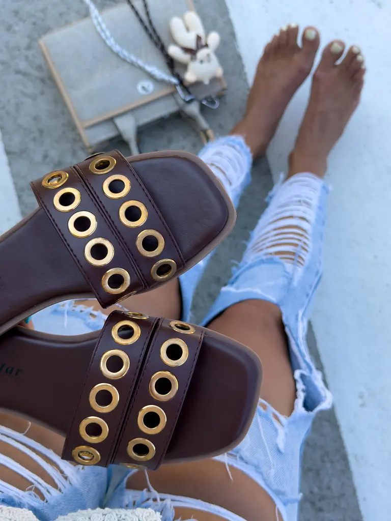 Dámske šľapky so zlatou ozdobou JULIE - next