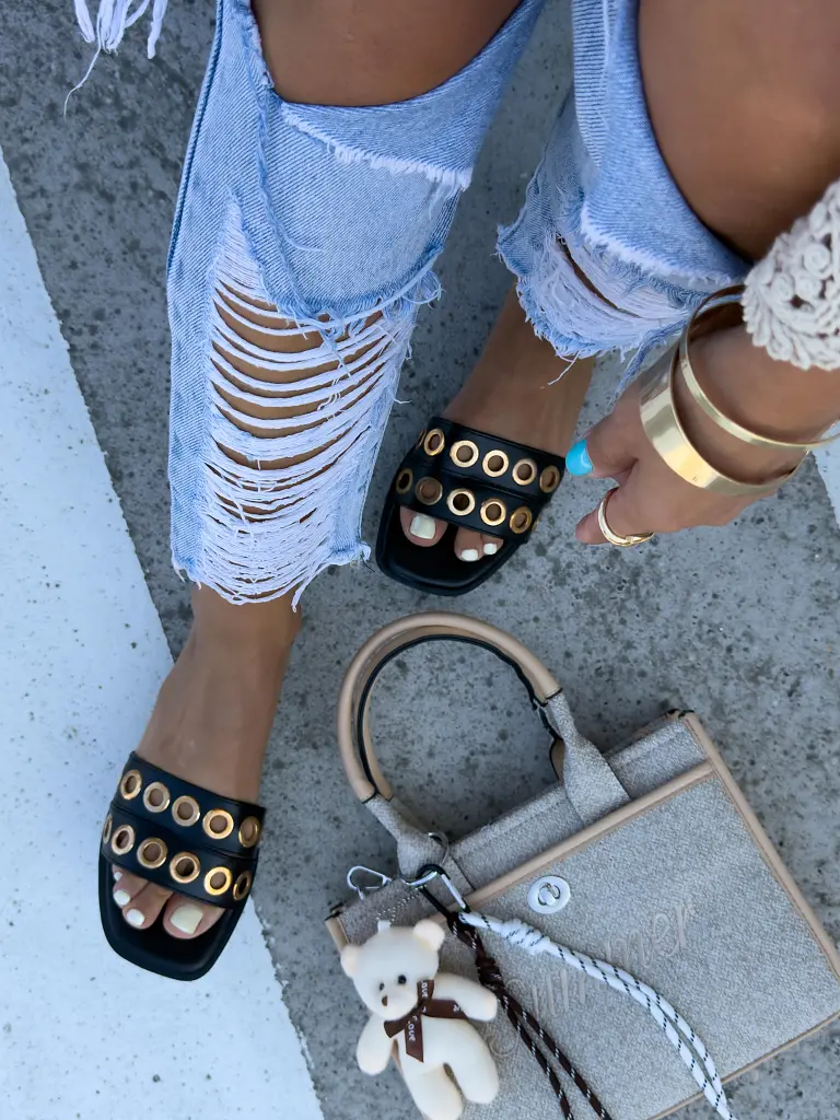 Dámske šľapky so zlatou ozdobou JULIE - next