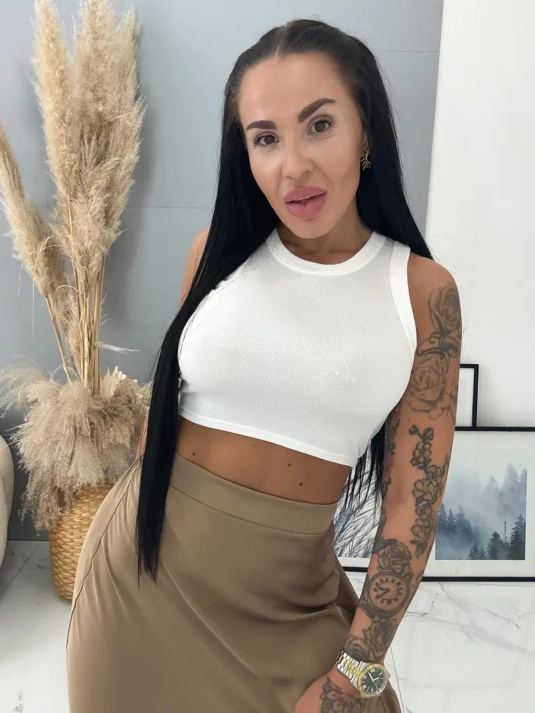 Vrúbkovaný biely crop top TAMALYN - next