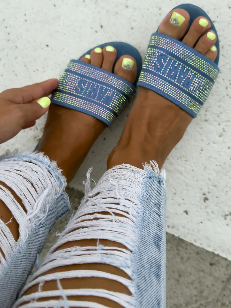 Šľapky zdobené kamienkami DETTY+