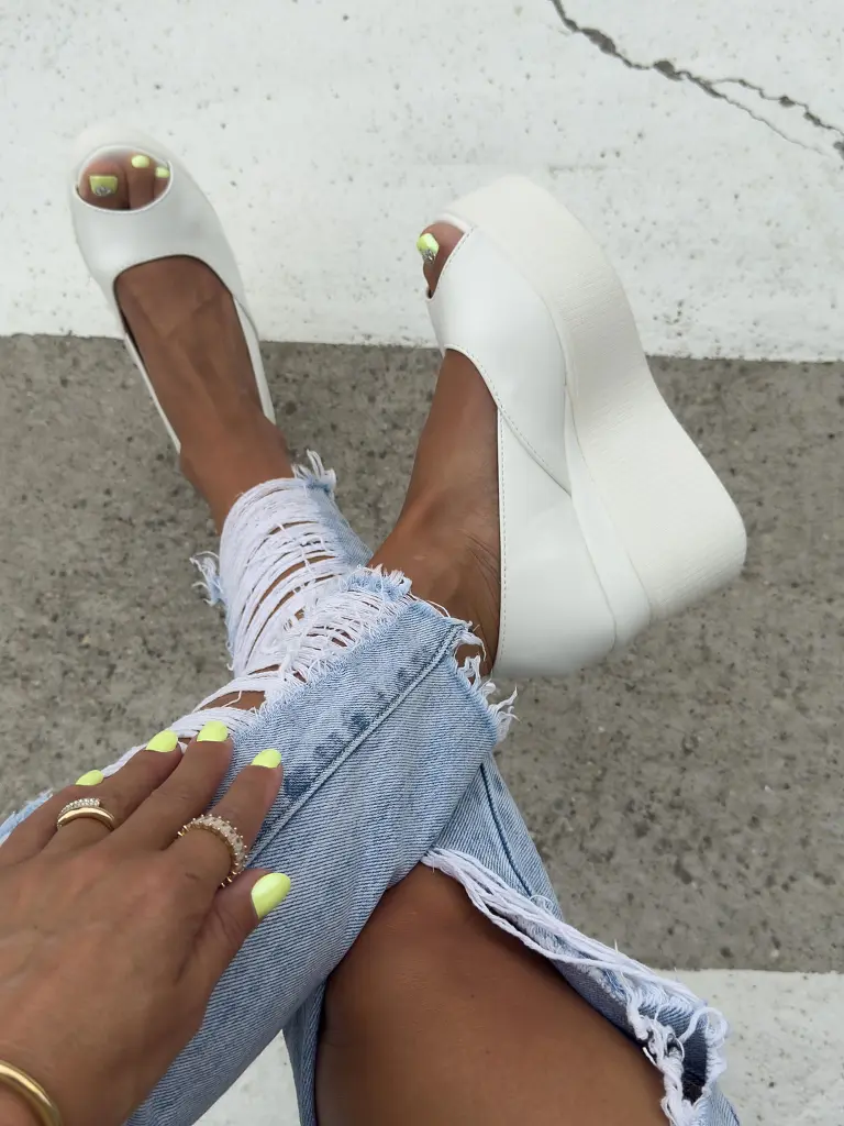 Biele sandále na platforme MANTYS - next