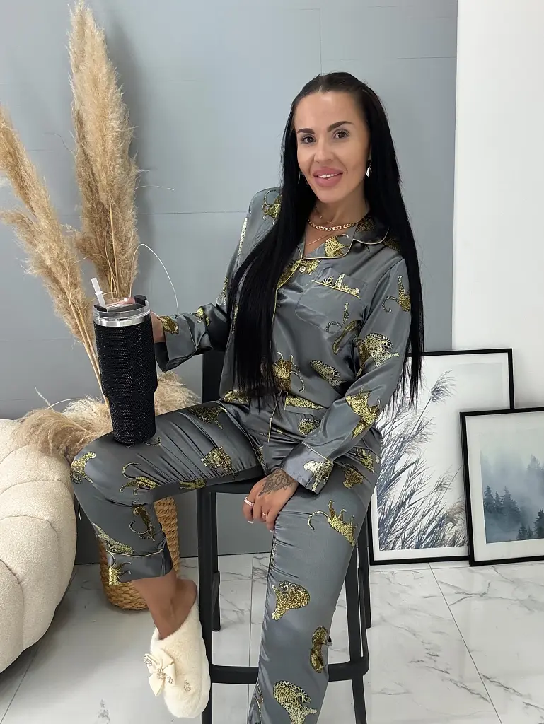 Vzorované saténové pyžamo SAFARI+