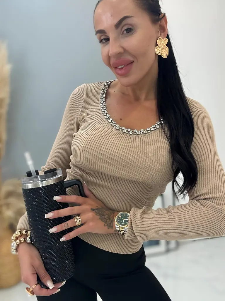 Vrúbkovaný pulóver zdobený kamienkami MILA+