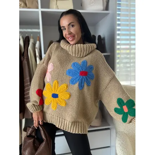 Elegantný rolák zdobený kvetmi BERYLA+ veľkosť: S/M