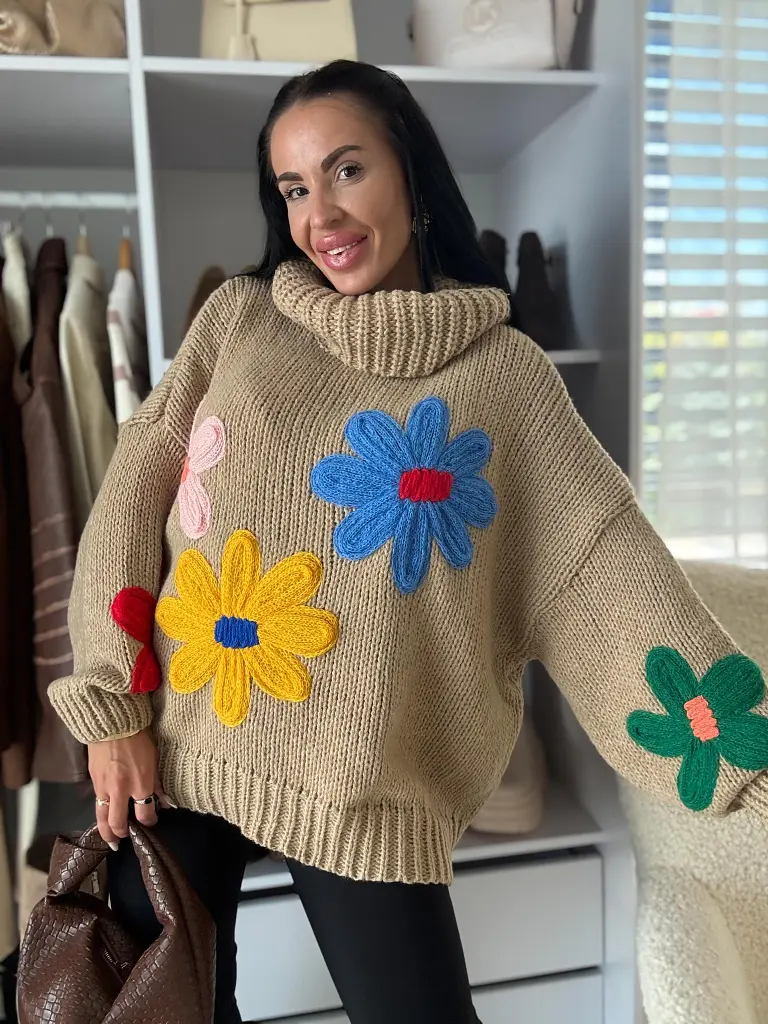 Elegantný rolák zdobený kvetmi BERYLA+