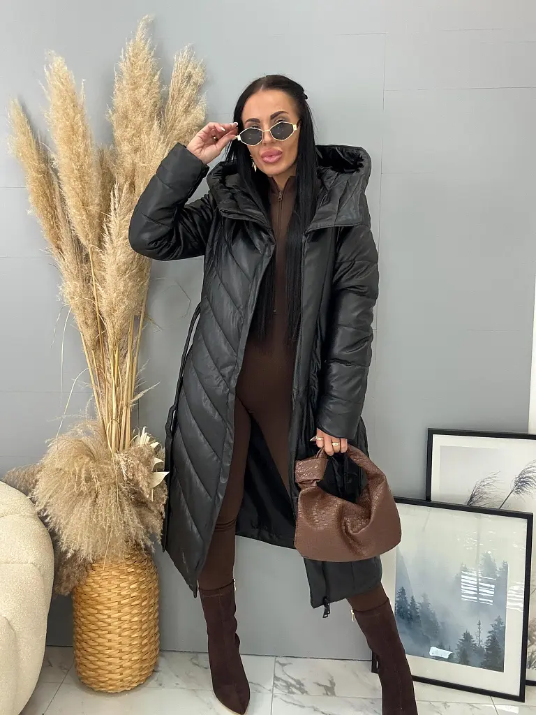 Dlhý koženkový kabát s kapucňou a opaskom JAMEA