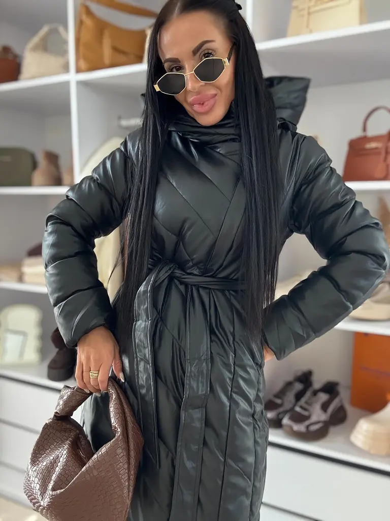 Dlhý koženkový kabát s kapucňou a opaskom JAMEA - next