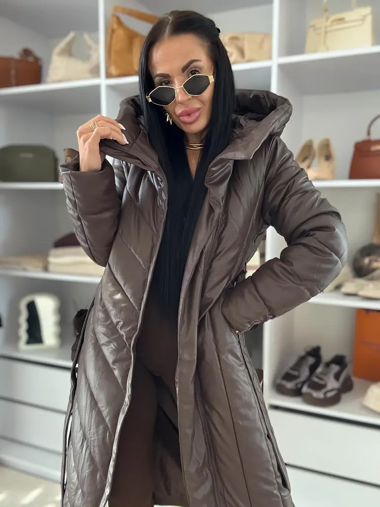 Dlhý koženkový kabát s kapucňou a opaskom JAMEA - next