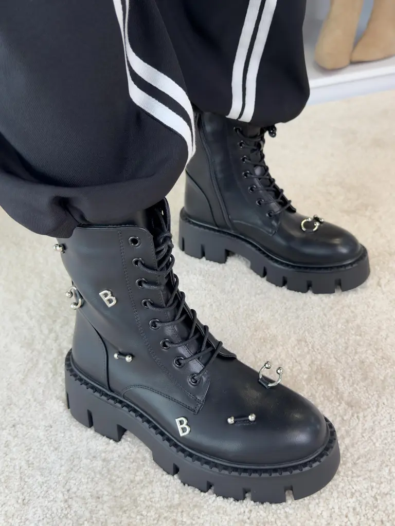 Šnúrovacie čižmy so striebornými ozdobami AYAH- - next