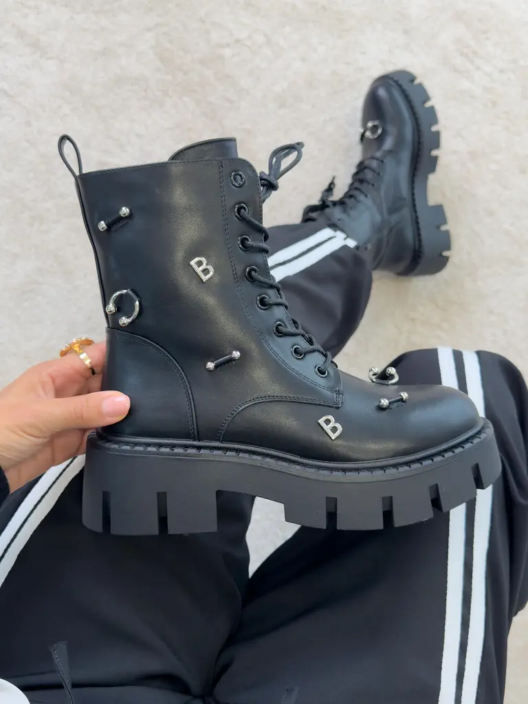 Šnúrovacie čižmy so striebornými ozdobami AYAH-