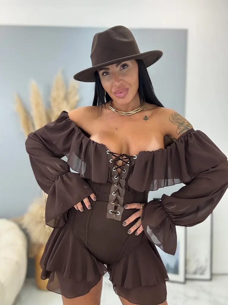 Šnurovací overál s volánikmi a odhalenými ramenami MINDY - next