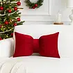 Zamatový dekoratívny vankúš s červenou mašľou