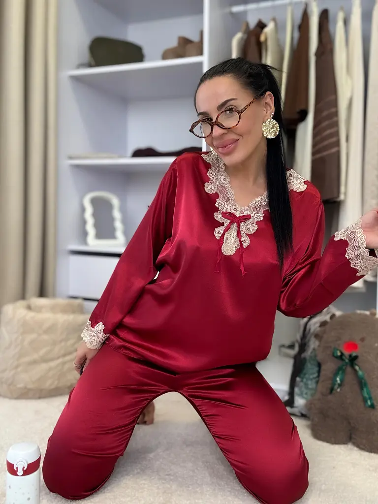 Saténové pyžamo s čipkovým lemom NAMY