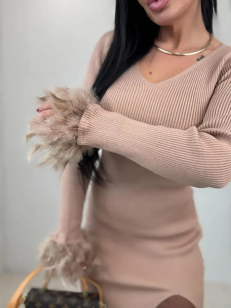 Vrúbkované šaty s pierkami na rukávoch VERA+ - next