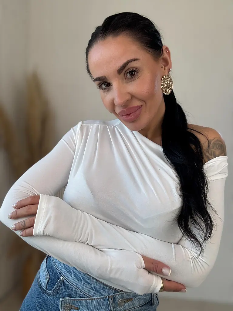 Elastické biele tričko MINA - next