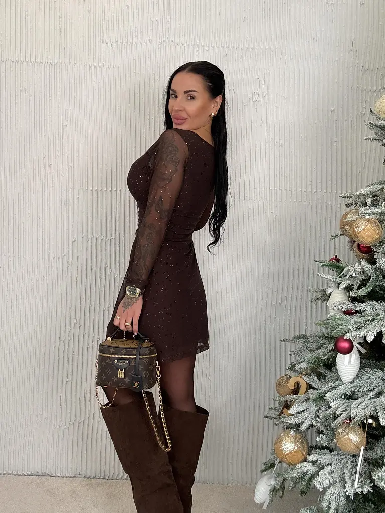 Saténové šaty s kamienkami MELVORA - next