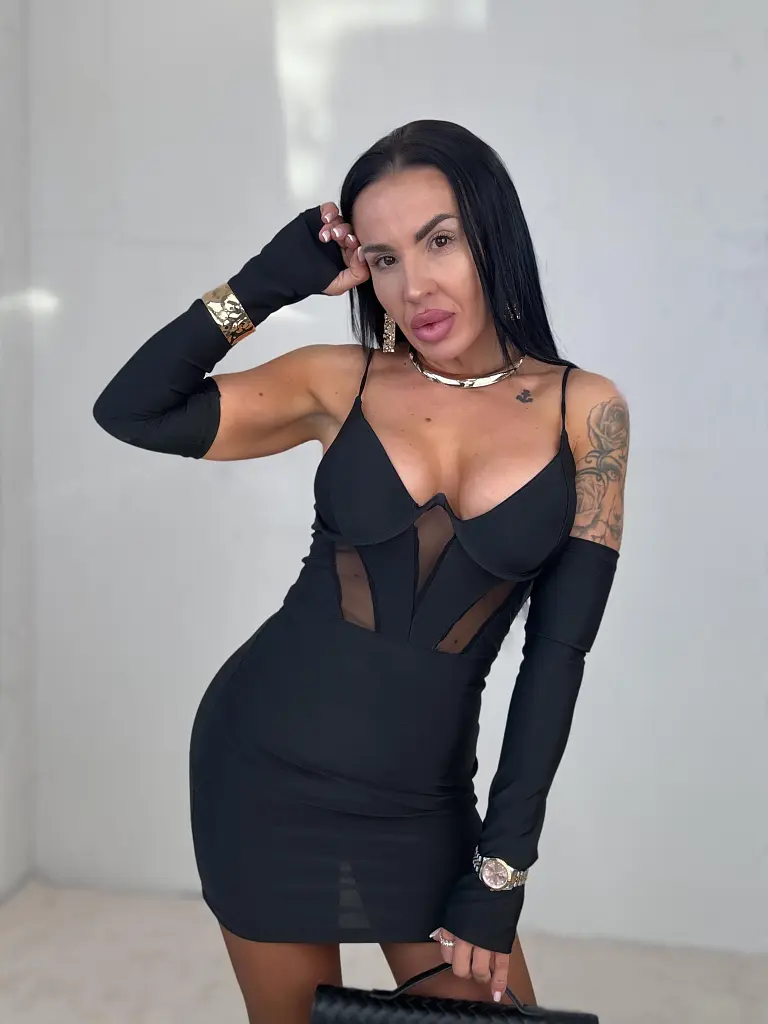 Čierne minišaty s vypchávkami SERENA