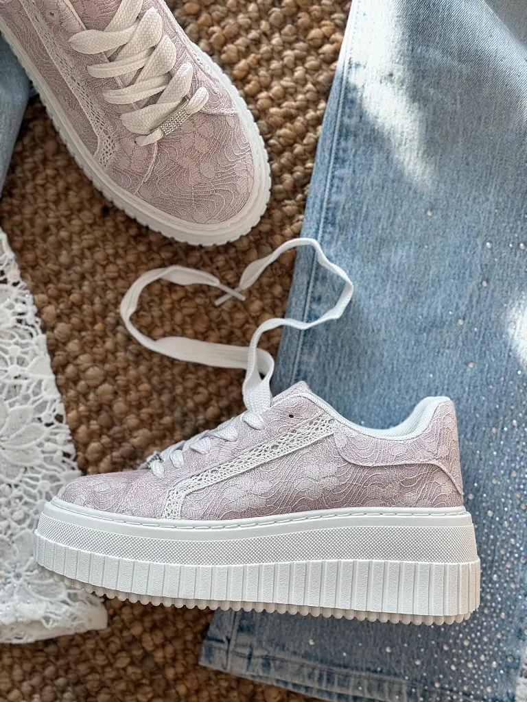 Trblietavé tenisky zdobené čipkou ANIRMA