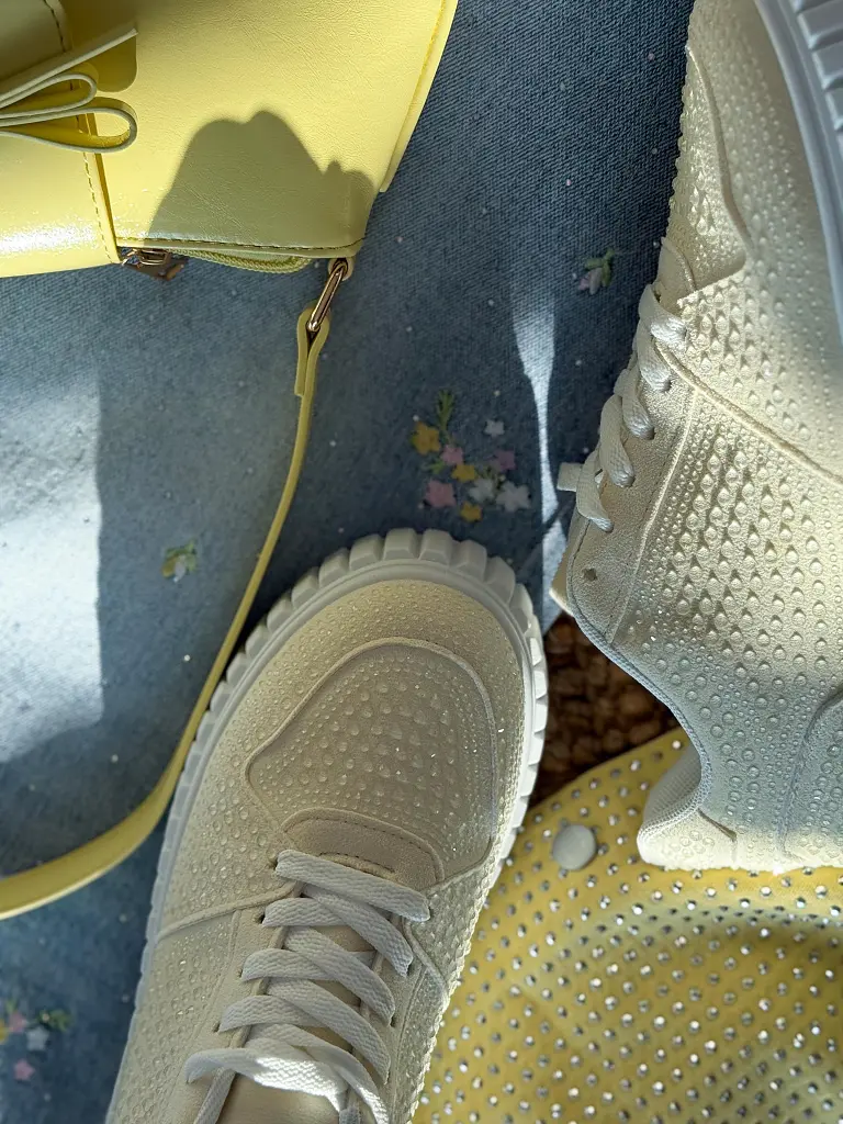 Platformové tenisky zdobené kamienkami BREDA - next