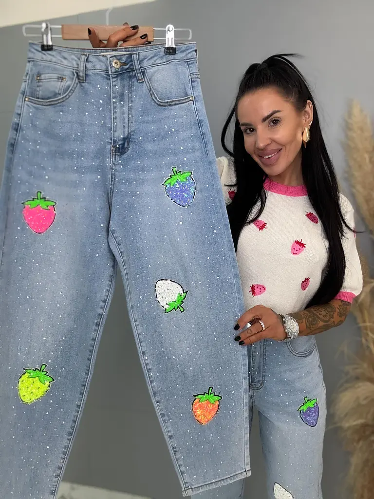 Mom fit rifle s vysokým pásom zdobené kamienkami a flitrami