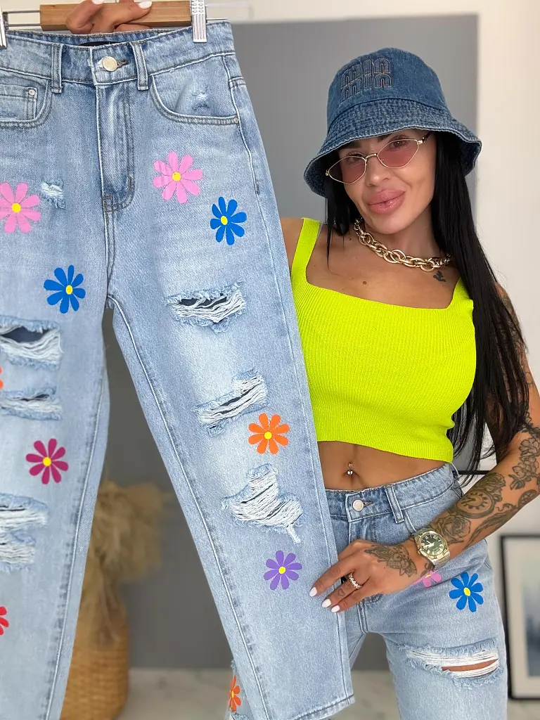 Roztrhané mom fit rifle s vysokým pásom a potlačou