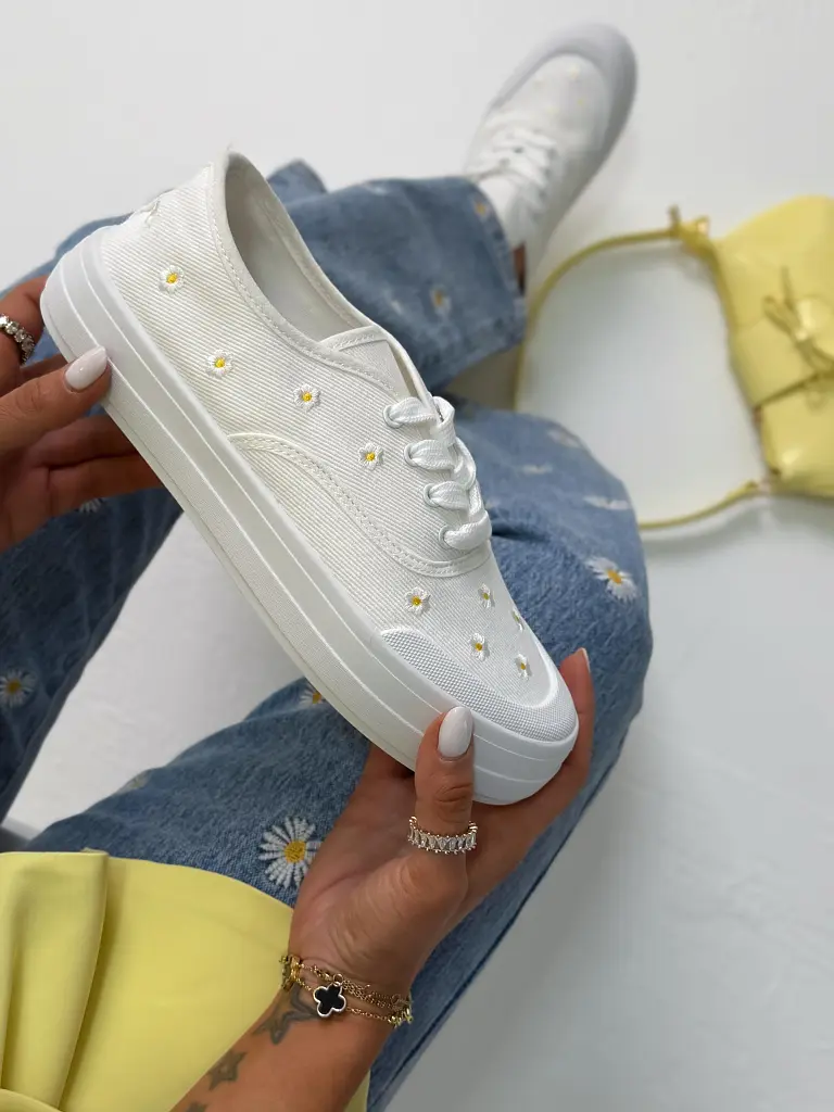 Platformové tenisky zdobené výšivkou EMALY