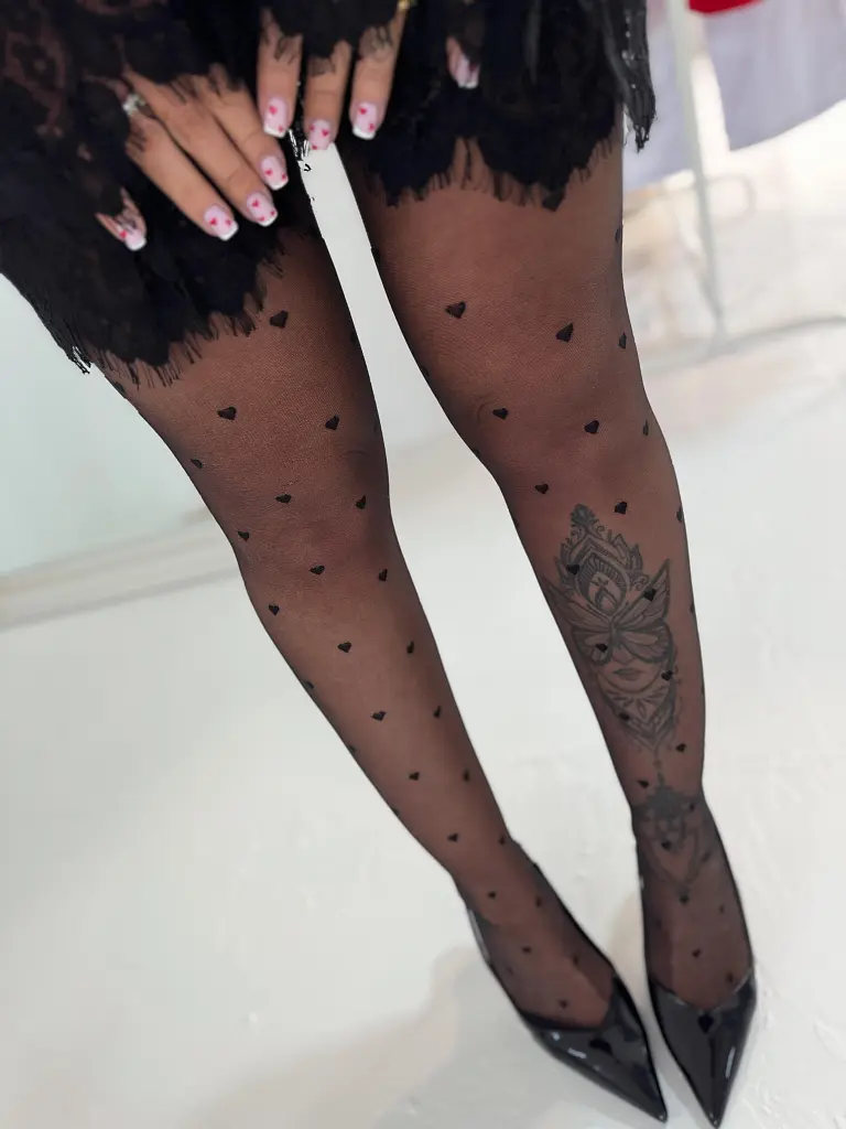 Vzorované čierne pančuchové nohavice