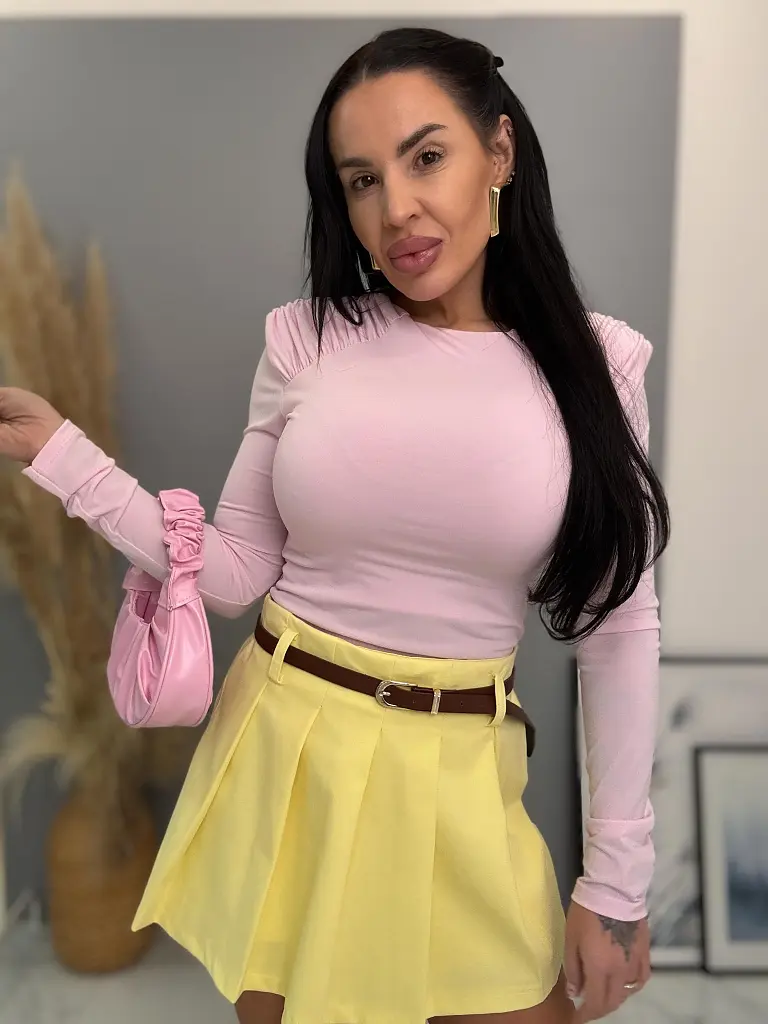 Dámsky top s riasenými ramenami a vypchávkami MEDORA