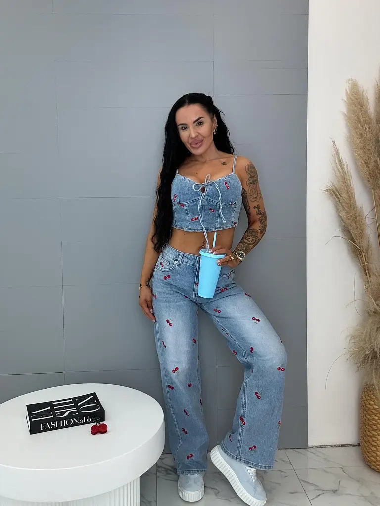 Wid leg rifle s vysokým pásom zdobené s čerešňovou výšivkou