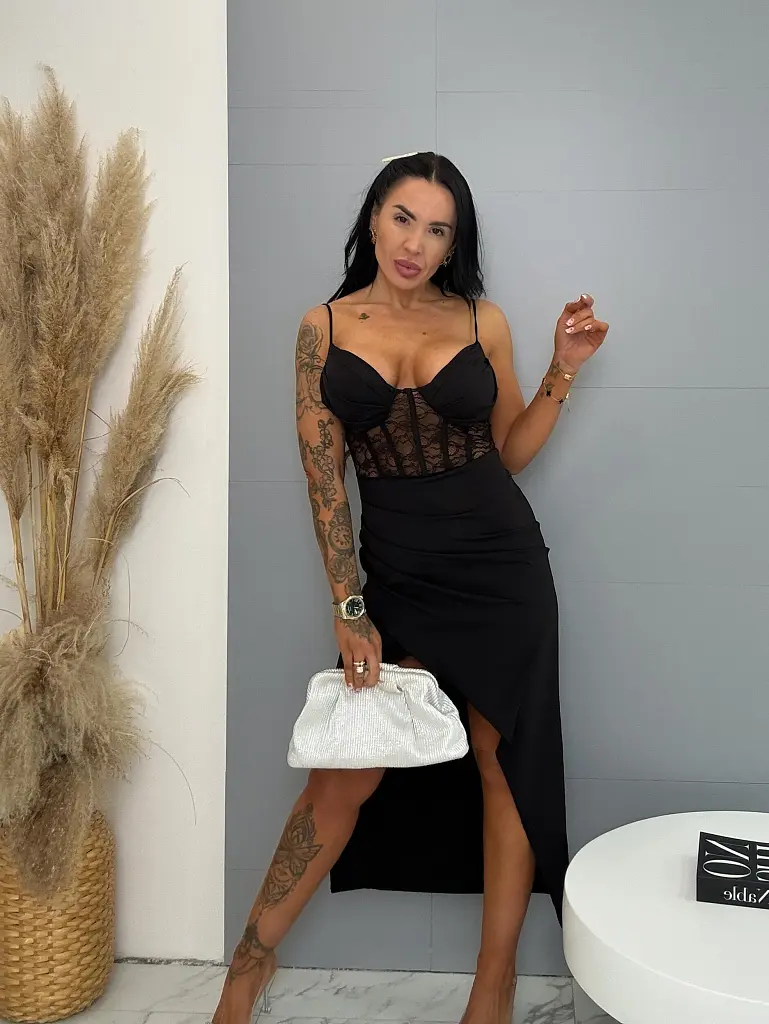 Dlhé šaty zdobené čipkou s vypchávkami ERINNE