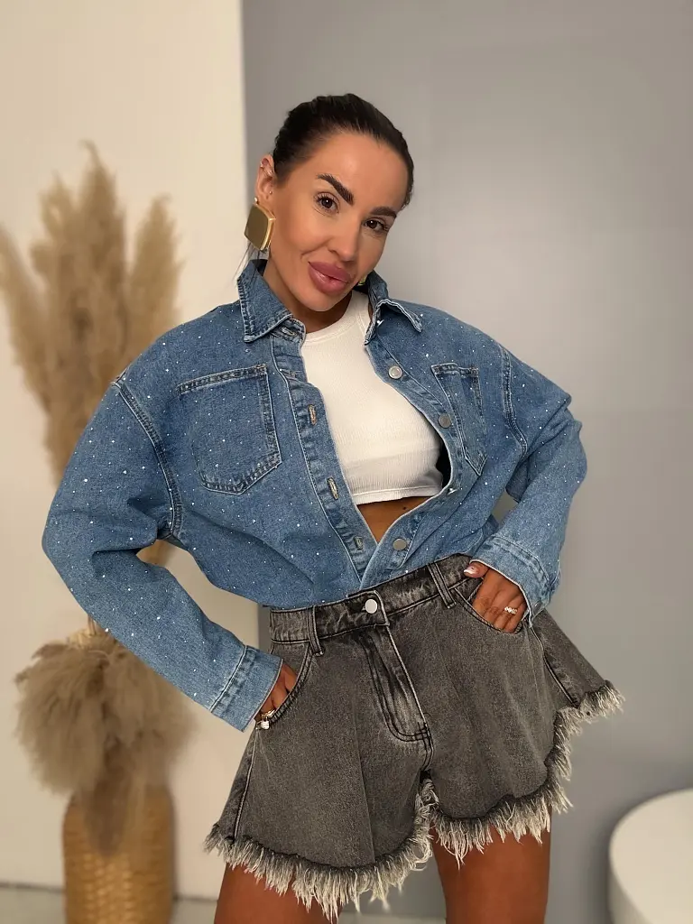 Roztrhaný denim kabát zdobený kamienkami MADINA