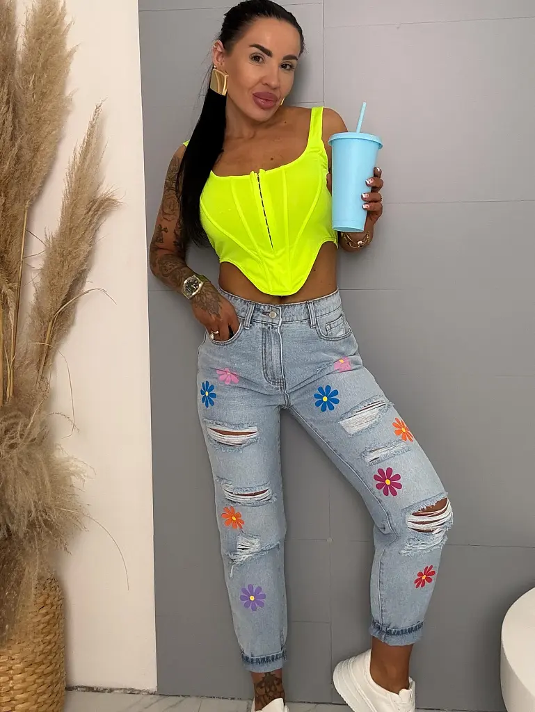 Roztrhané mom fit rifle s vysokým pásom a potlačou