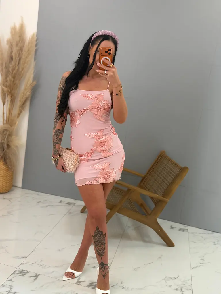 Ramienkové minišaty zdobené s 3D kvetmi INGRID