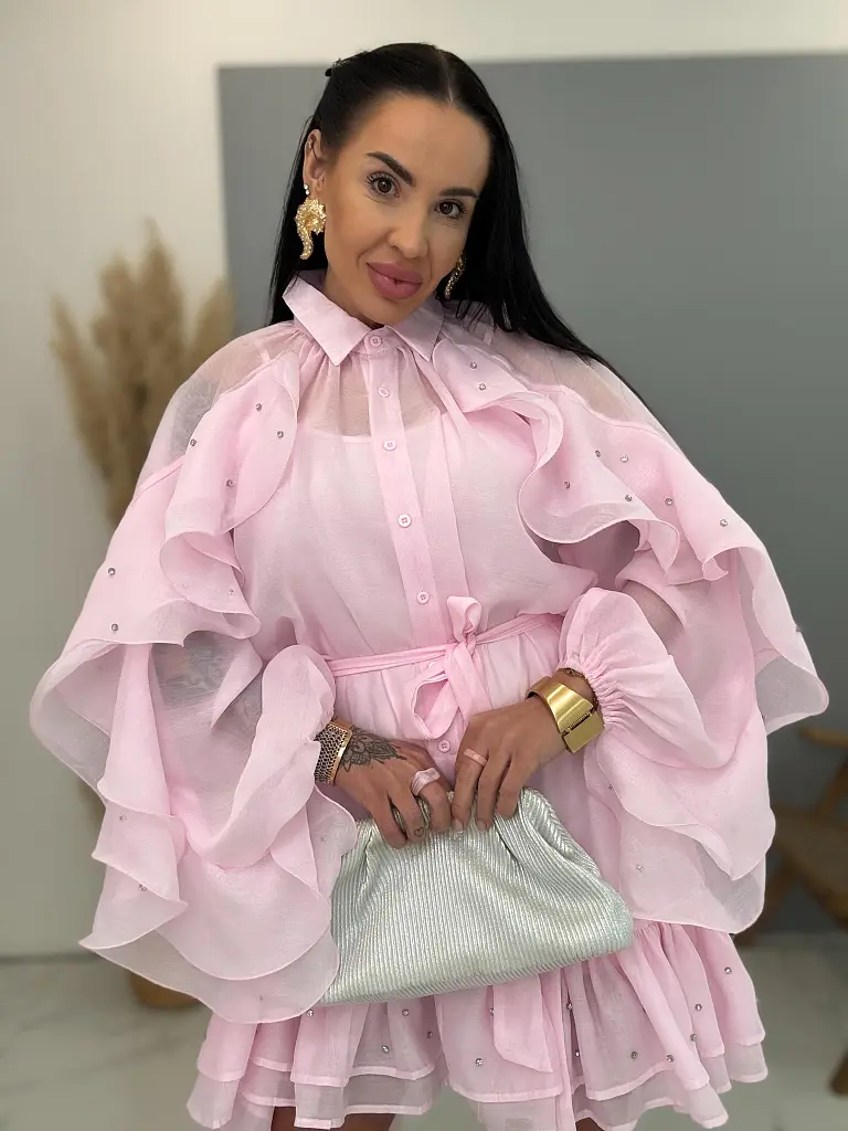 Volánové šifónové šaty zdobené kamienkami s opaskom LUXURY