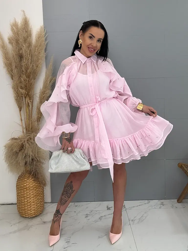 Volánové šifónové šaty zdobené kamienkami s opaskom LUXURY