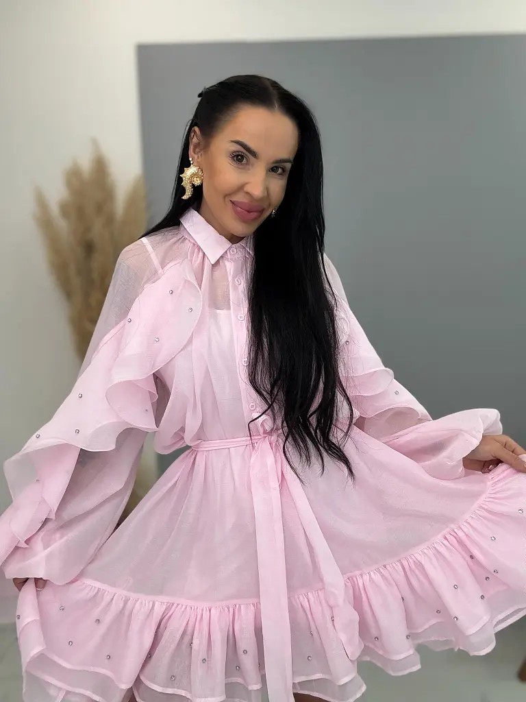 Volánové šifónové šaty zdobené kamienkami s opaskom LUXURY - next