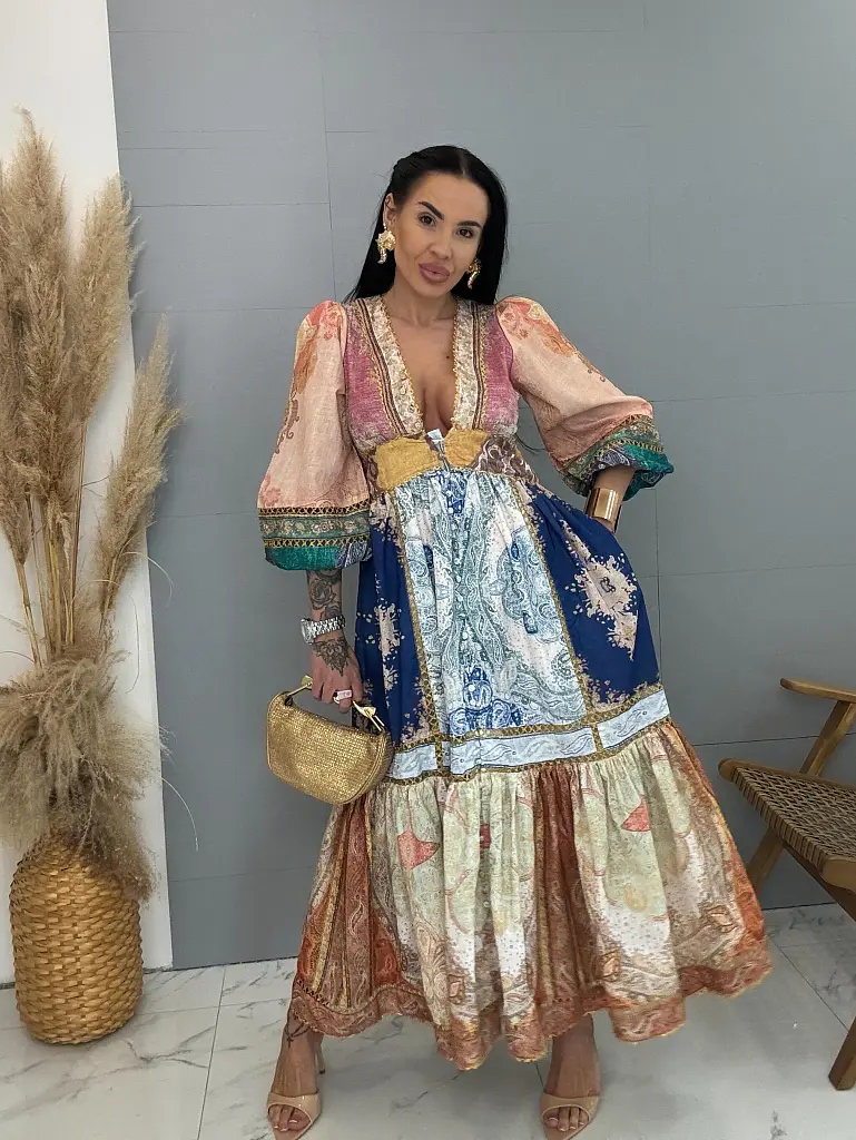 Dlhé šaty vzorované so zlatou niťou na gombíky MAGIC