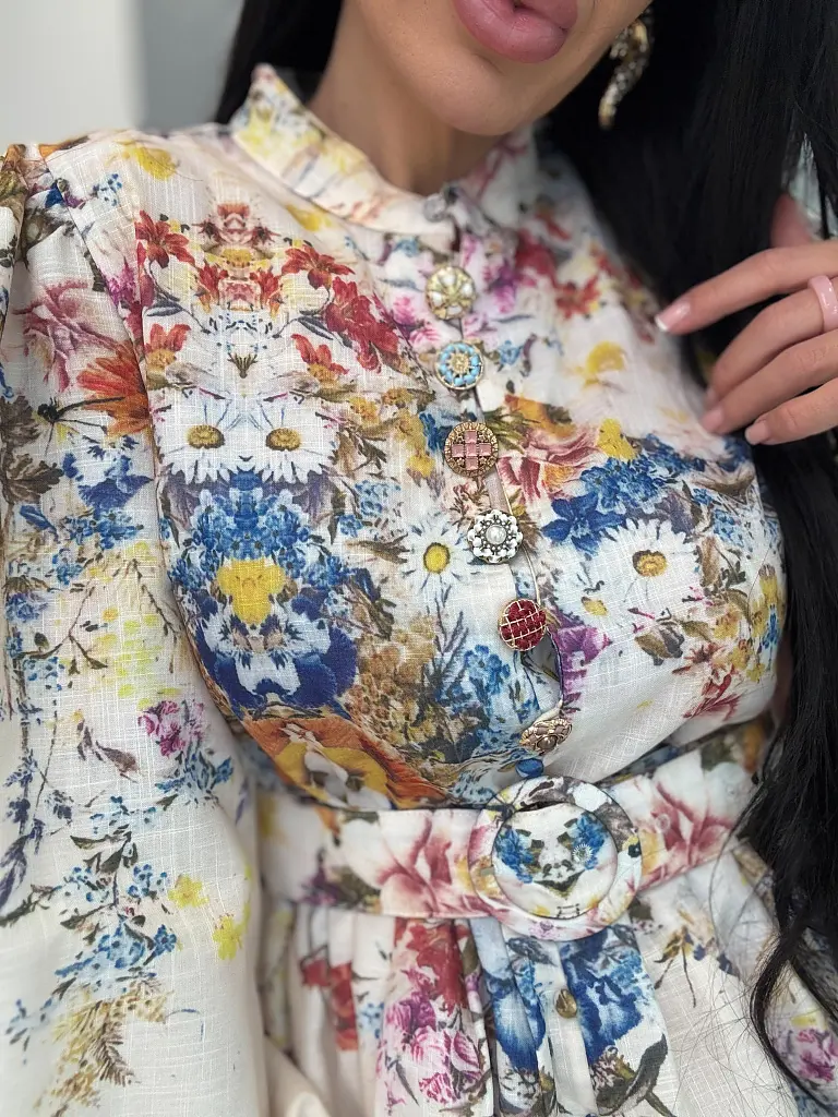 Kvetované šaty s ozdobnými gombíkmi a opaskom WONDER - next