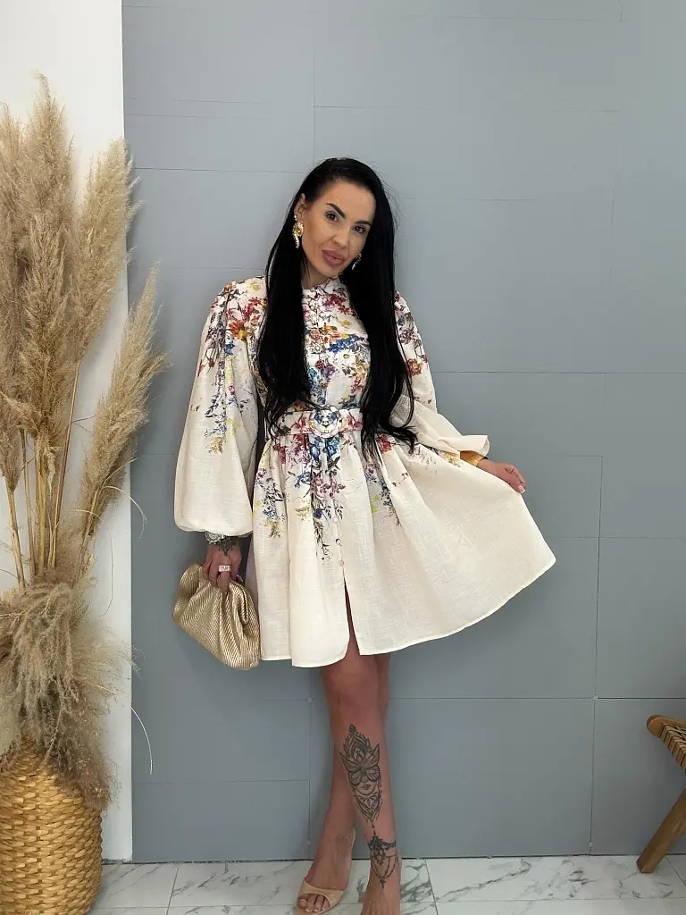 Kvetované šaty s ozdobnými gombíkmi a opaskom WONDER - next