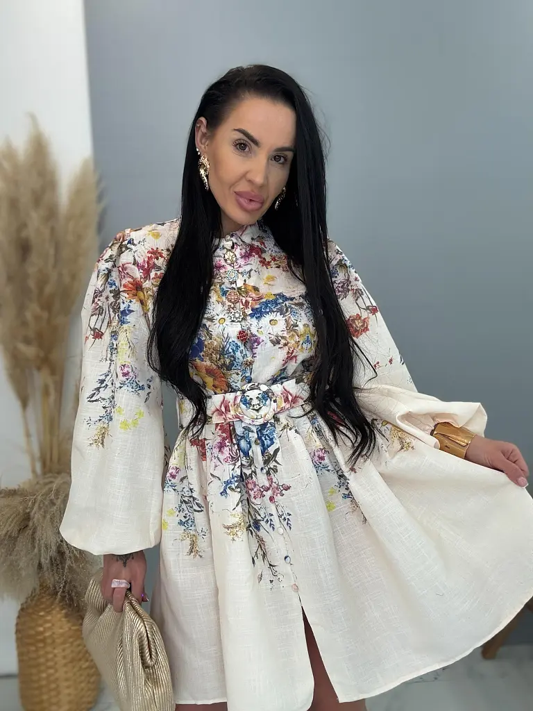 Kvetované šaty s ozdobnými gombíkmi a opaskom WONDER