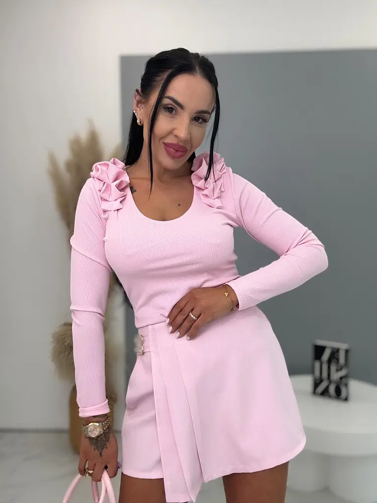 Rebrovaný top s volánom na ramene MARILYN