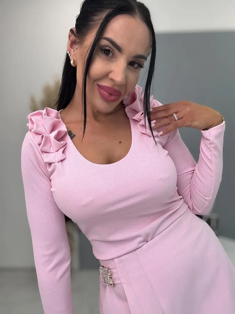 Rebrovaný top s volánom na ramene MARILYN - next