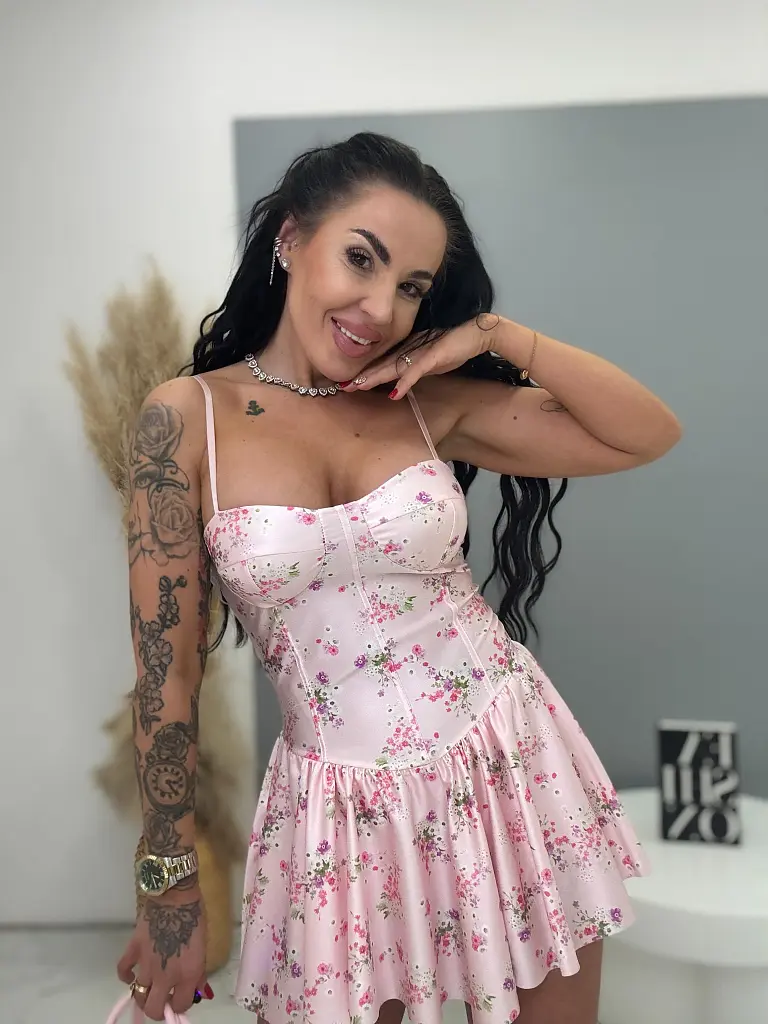 Kvetovaný overal s čipkou na spodku a vypchávkami PEARL