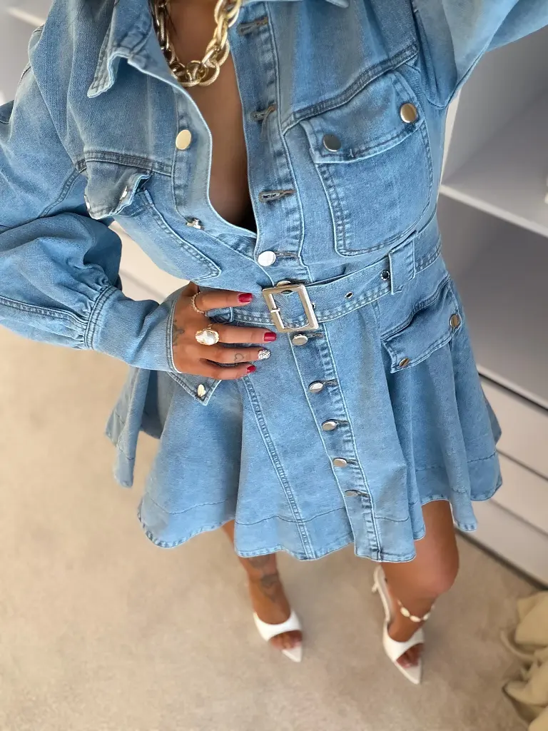 Džínsové rozšírené šaty na gombíky s opaskom PIPER - next